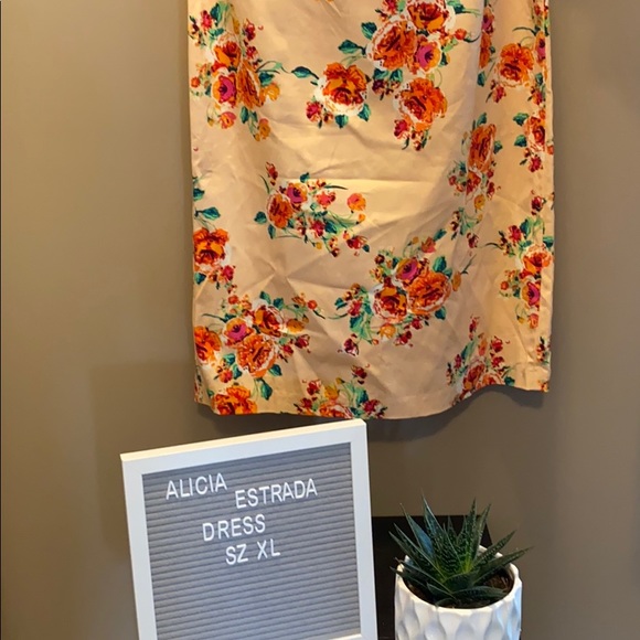 🛑STOP STARING ALICIA ESTRADA DRESS! 👗 - Picture 4 of 4